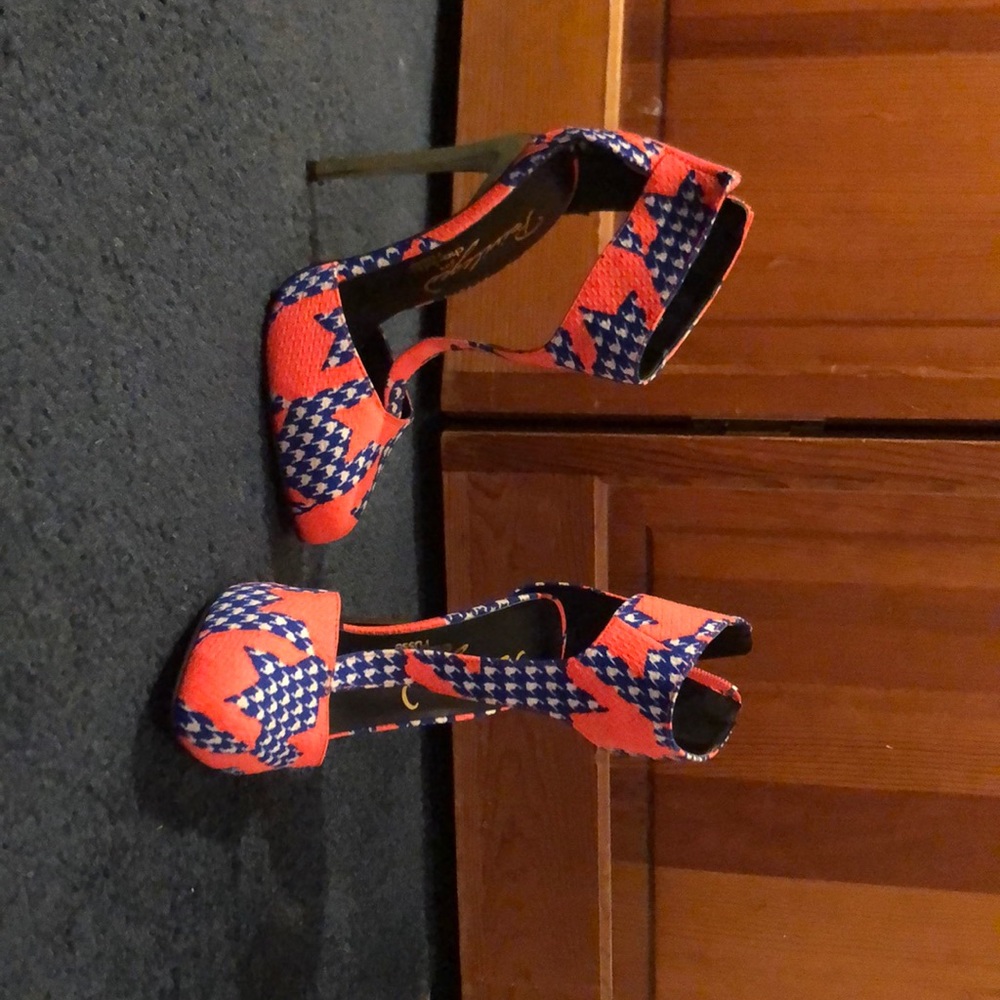 Heels, never worn size 6